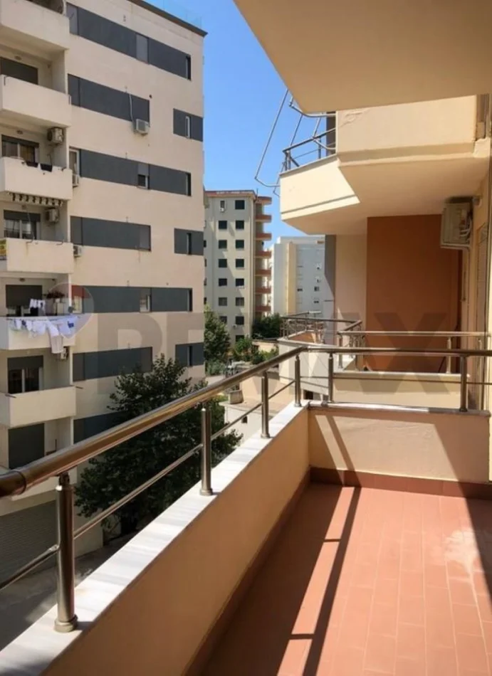 Vlore - Lungomare, jepet me qera apartament 3+1+Ballkon Kati 4, 120 m² 700 € (Rruga Reshat Osmani, Vlore)