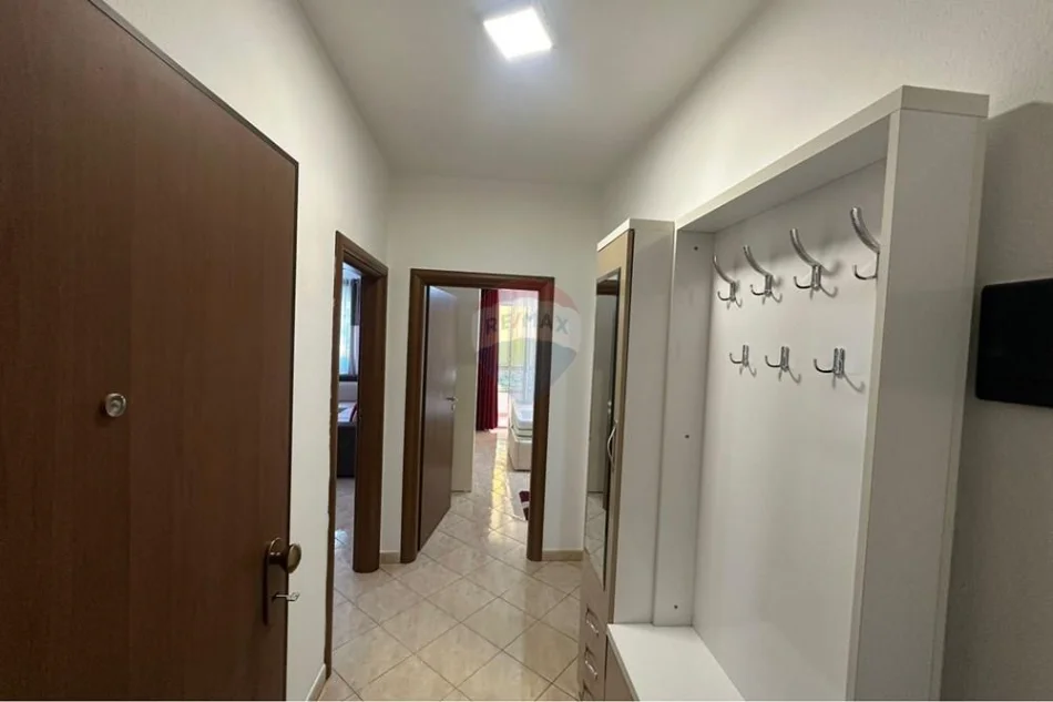 Tirane, jepet me qera apartament 1+1 Kati 3, 180 m² 600 € (Myslym Shyri)