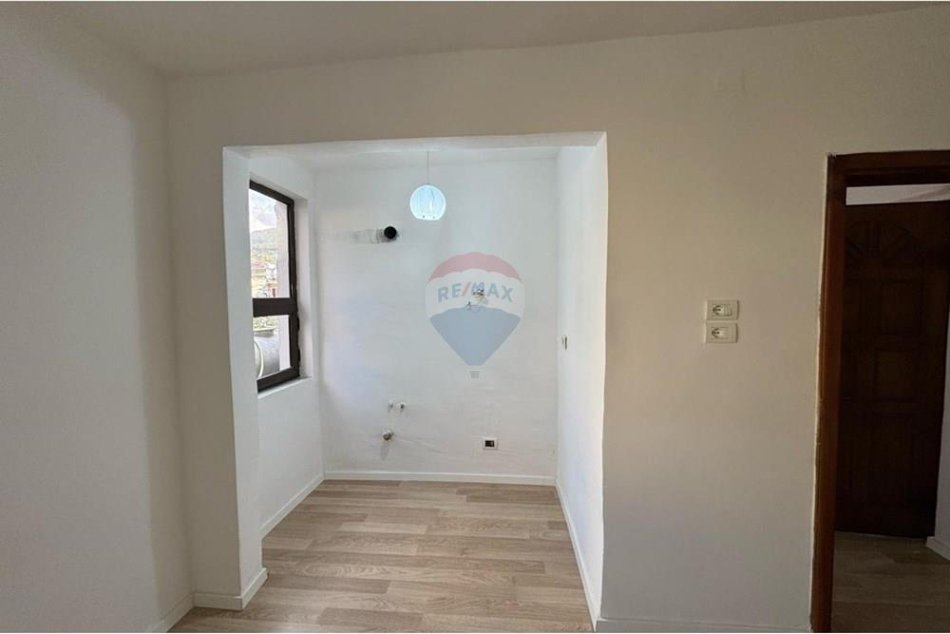 Tirane, shitet apartament 1+1 Kati 2, 56 m² 75.000 € (Kombinat)