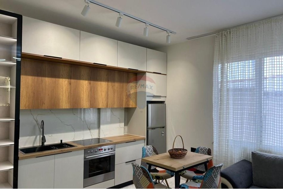 Tirane, jepet me qera apartament 1+1 Kati 3, 60 m² 550 € (Rruga Rrapo Hekali)