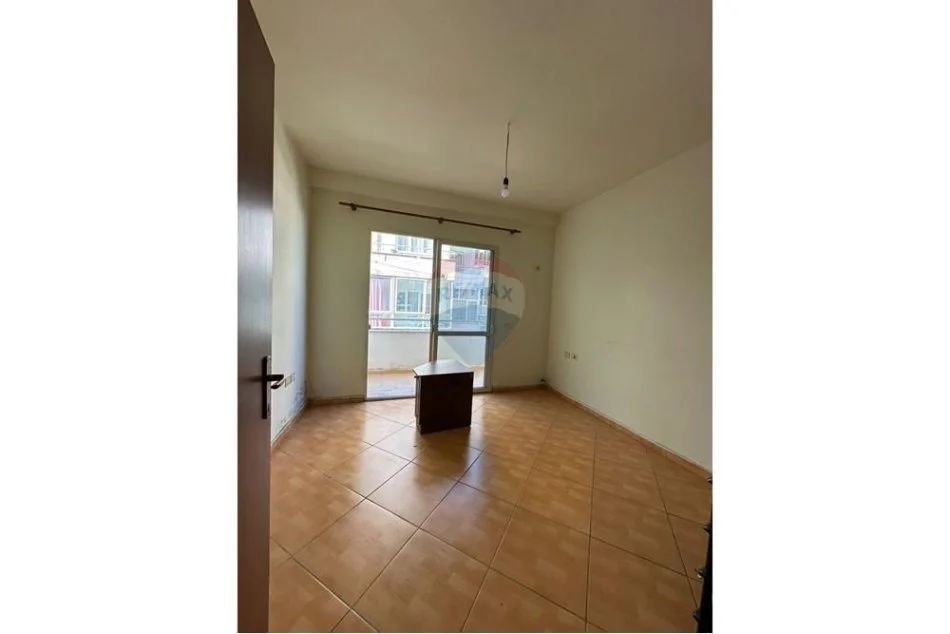 Tirane, jepet me qera apartament 2+1+Ballkon Kati 4, 104 m² 350 € (Rruga Sotir Caci, Tiranë)