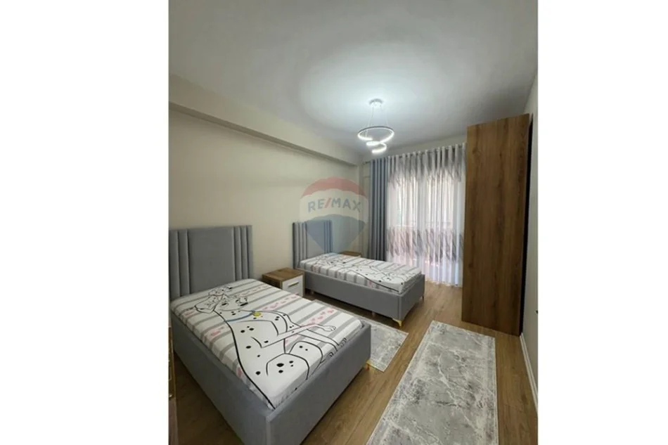 Tirane, jepet me qera apartament 2+1+Ballkon Kati 4, 97 m² 920 € (Kristal Center)