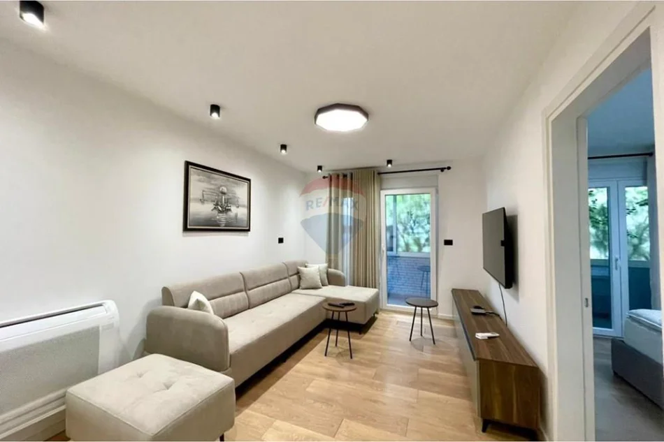 Tirane, jepet me qera apartament 1+1+Ballkon Kati 1, 52 m² 500 € (Kinostudio)