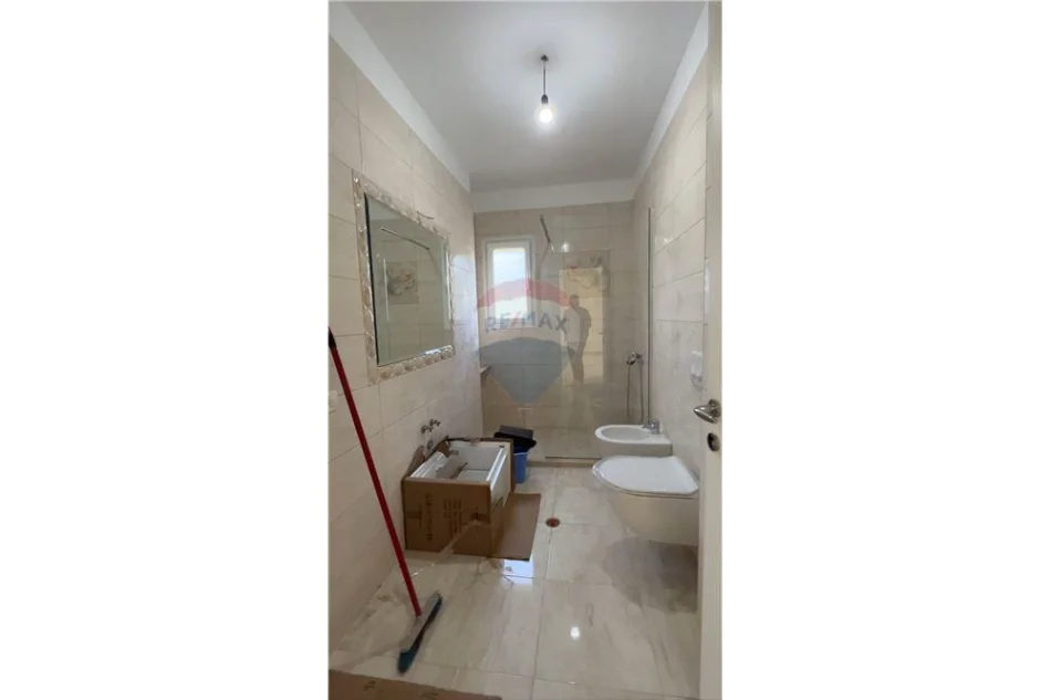 Vlore - Lungomare, shitet apartament 2+1 Kati 8, 124 m² 238.000 € (Rruga Dhimitër Konomi, Vlore)