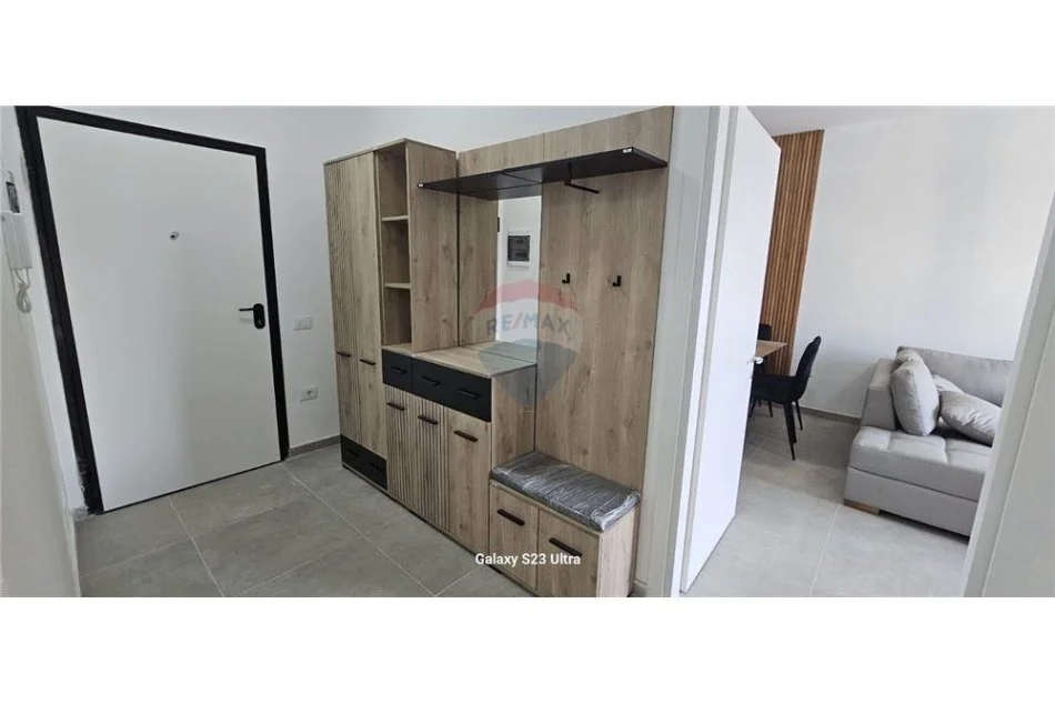 Tirane, jepet me qera apartament 2+1+Ballkon Kati 4, 105 m² 650 € 