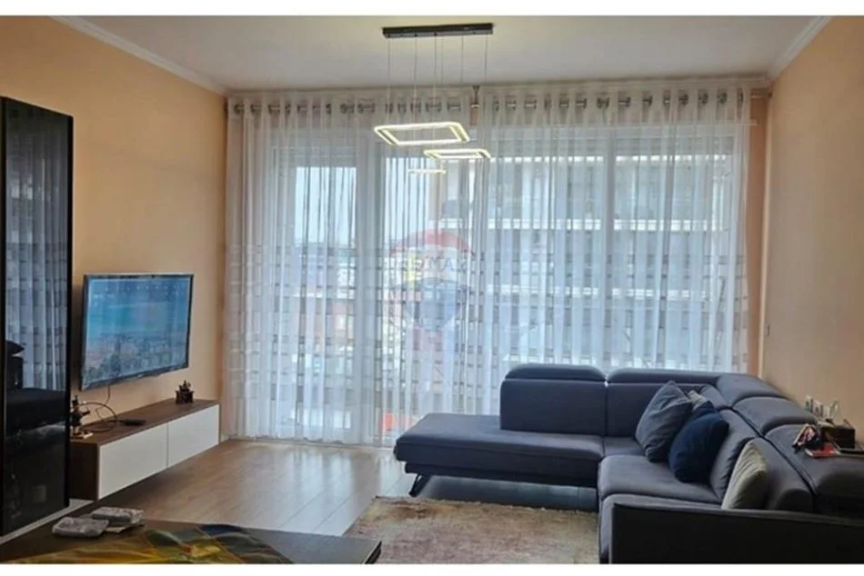 Tirane, jepet me qera apartament 2+1 Kati 5, 105 m² 700 € 