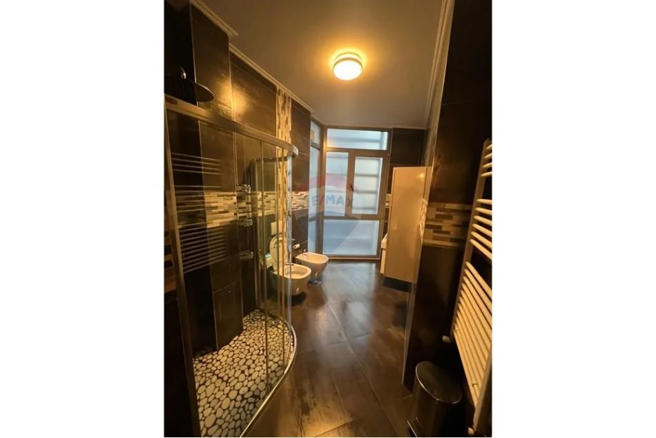 Tirane, jepet me qera apartament 2+1+Ballkon , 114 m² 1.400 € (Rruga e Kosovareve)