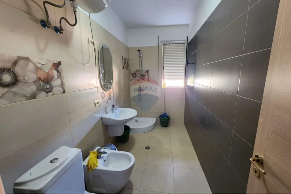Tirane, jepet me qera apartament 1+1+Ballkon Kati 3, 65 m² 400 € (Kopshti Zoologjik)