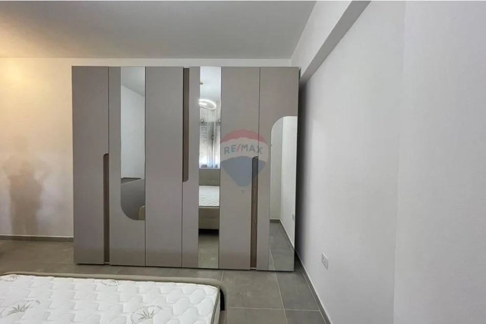 Tirane, jepet me qera apartament 2+1+Ballkon Kati 2, 100 m² 600 € (Oasis)