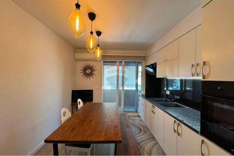 Tirane, jepet me qera apartament 2+1 Kati 3, 95 m² 1.000 € (Bllok)