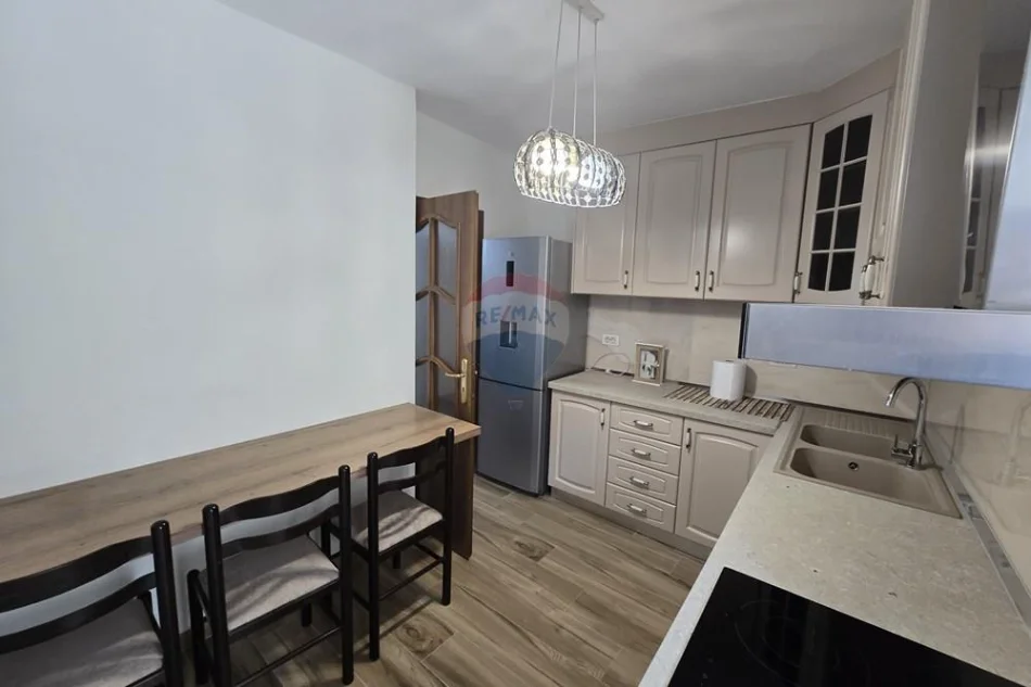 Tirane, jepet me qera apartament 4+1+Aneks+Ballkon Kati 3, 120 m² 1.000 € (Mine Peza)