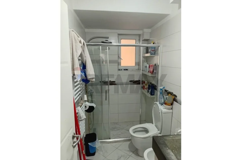 Tirane, jepet me qera apartament 2+1+Ballkon Kati 3, 63 m² 900 € (Sheshi Willson)