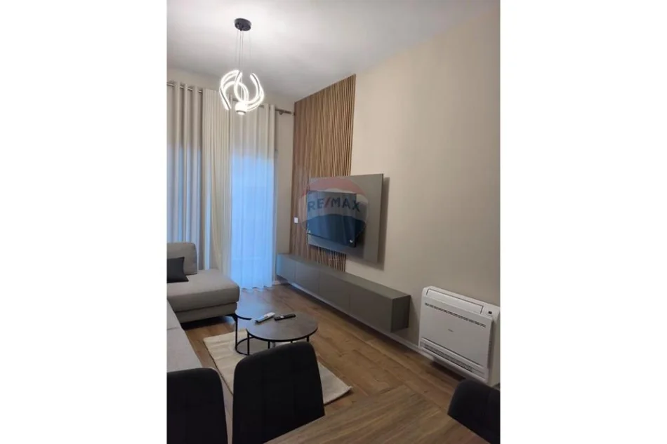 Tirane, jepet me qera apartament 1+1 , 72 m² 600 € (aura residence)