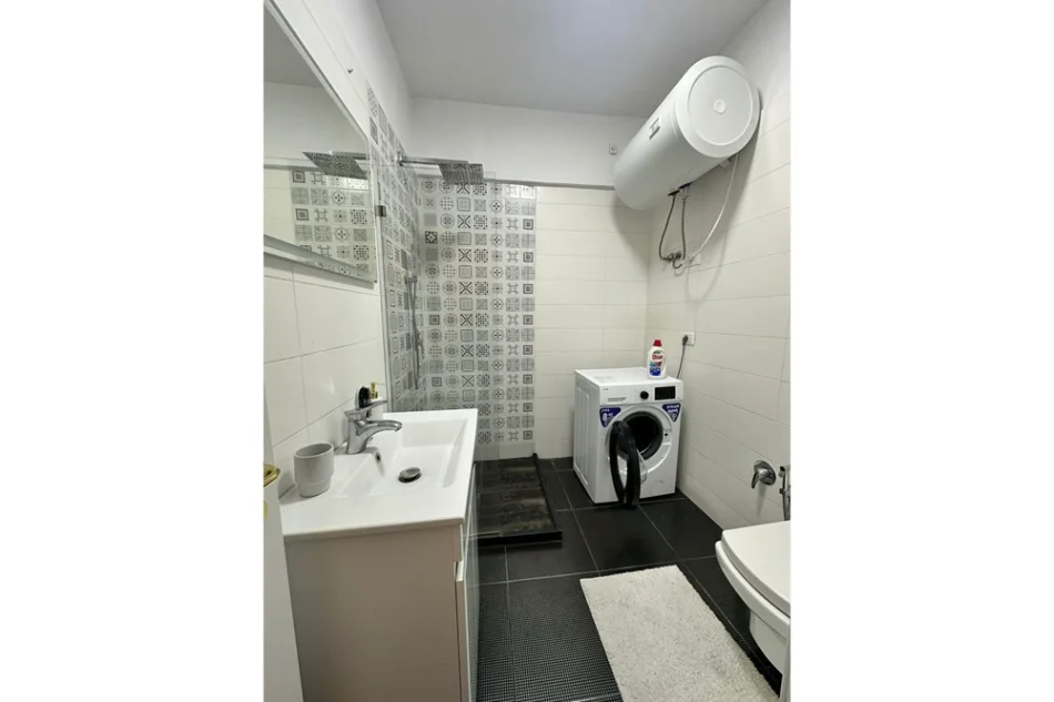 Tirane, jepet me qera apartament 2+1+Ballkon Kati 5, 88 m² 1.000 € (Delirogji)