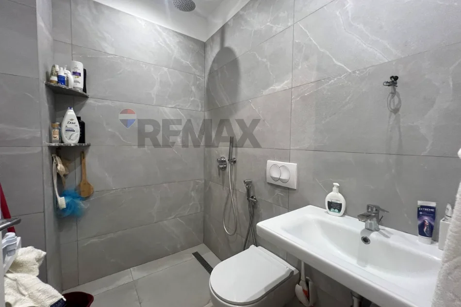 Vlore, shitet apartament 2+1+Ballkon Kati 8, 67 m² 124.500 € (Rruga Sadik Zotaj, Vlore)