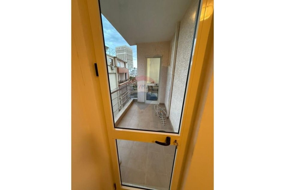 Durres, jepet me qera apartament 1+1 Kati 4, 50 m² 300 € (Shkembi kavajes)