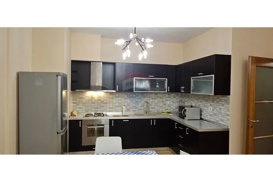 Tirane, jepet me qera apartament 2+1+Ballkon , 99 m² 900 € 