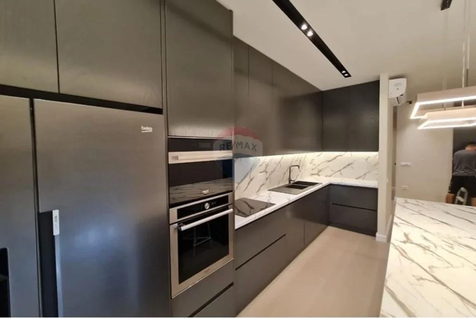 Tirane, jepet me qera apartament 3+1+Ballkon , 186 m² 2.000 € 