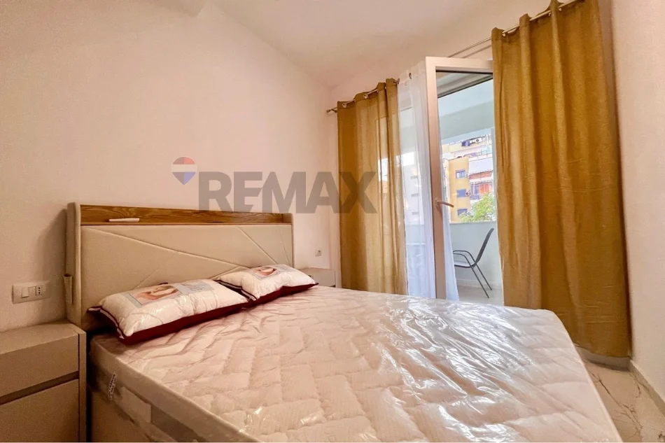 Tirane, jepet me qera apartament 2+1+Ballkon , 107 m² 700 € (Shkolla e Bashkuar, Tiranë)