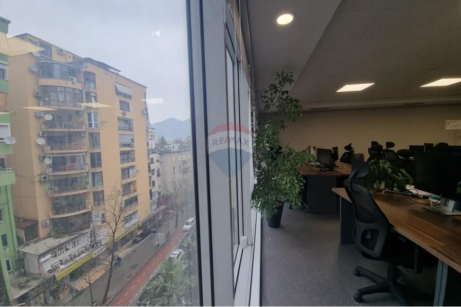 Tirane, jepet me qera ambjent biznesi Kati 2, 147 m² 2.460 € (Libri Universitar, Tiranë)
