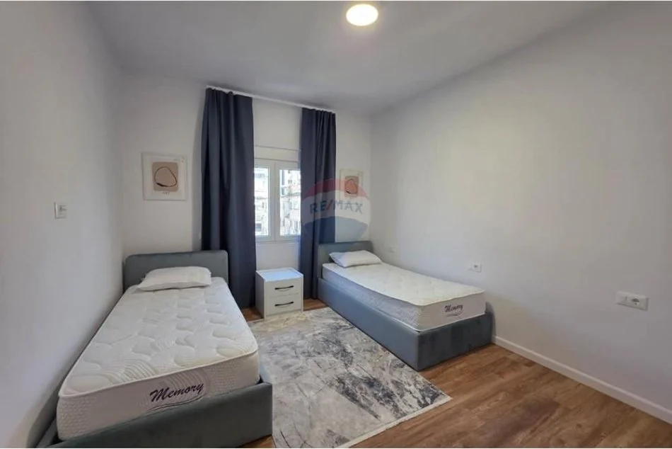 Tirane, jepet me qera apartament 2+1+Ballkon Kati 5, 87 m² 850 € 