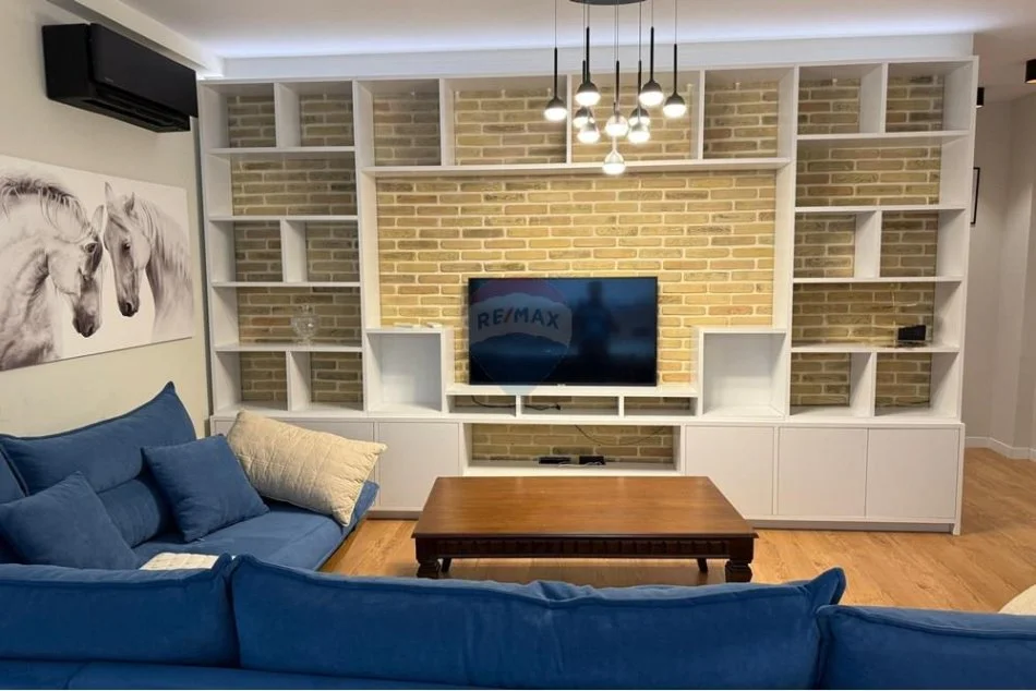 Tirane, shitet apartament 2+1+Ballkon , 150.000 € 