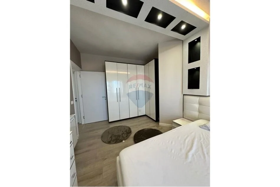 Tirane, jepet me qera apartament 1+1 , 65 m² 700 € (Komuna e Parisit)