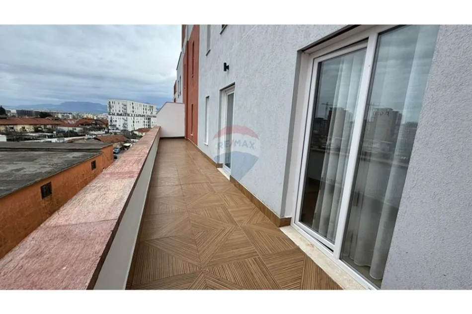 Tirane, jepet me qera apartament 2+1+Ballkon Kati 4, 79 m² 550 € (Xhamia Selite)
