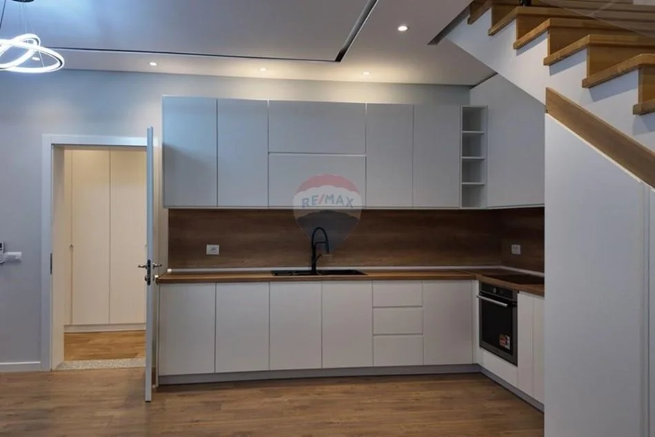 Tirane, jepet me qera Vile 2+1+Ballkon Kati 1, 190 m² 900 € (fresku)