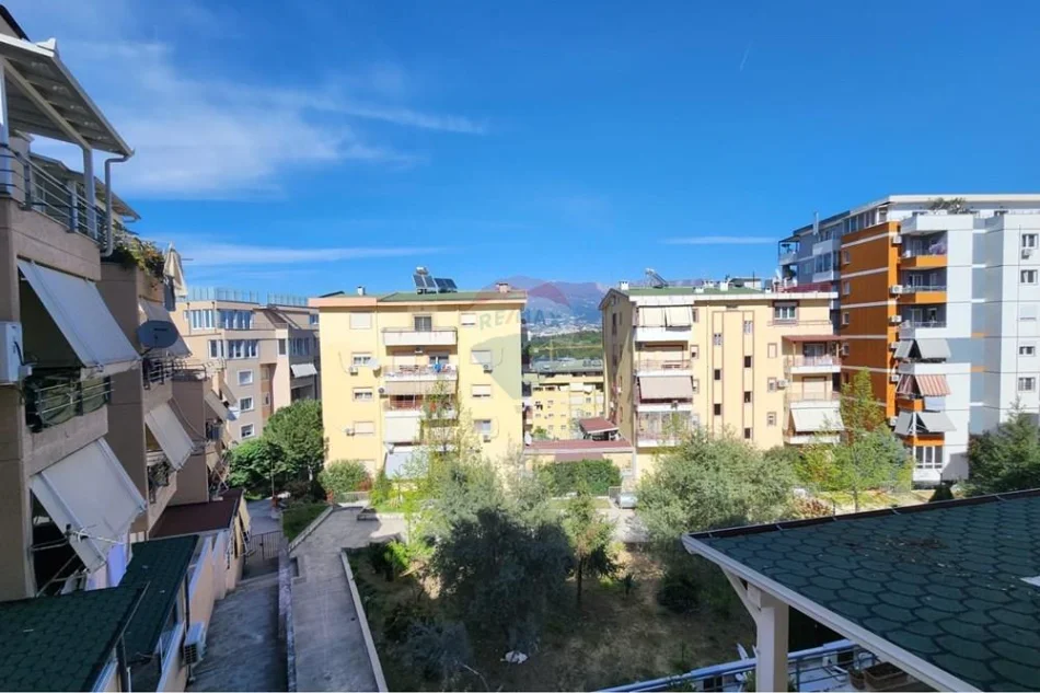 Tirane, jepet me qera apartament 1+1+Ballkon Kati 3, 65 m² 400 € (Kopshti Zoologjik)