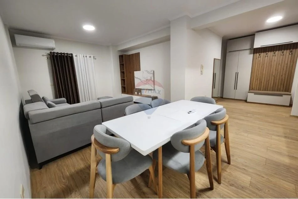 Tirane, jepet me qera apartament 2+1+Ballkon Kati 2, 105 m²