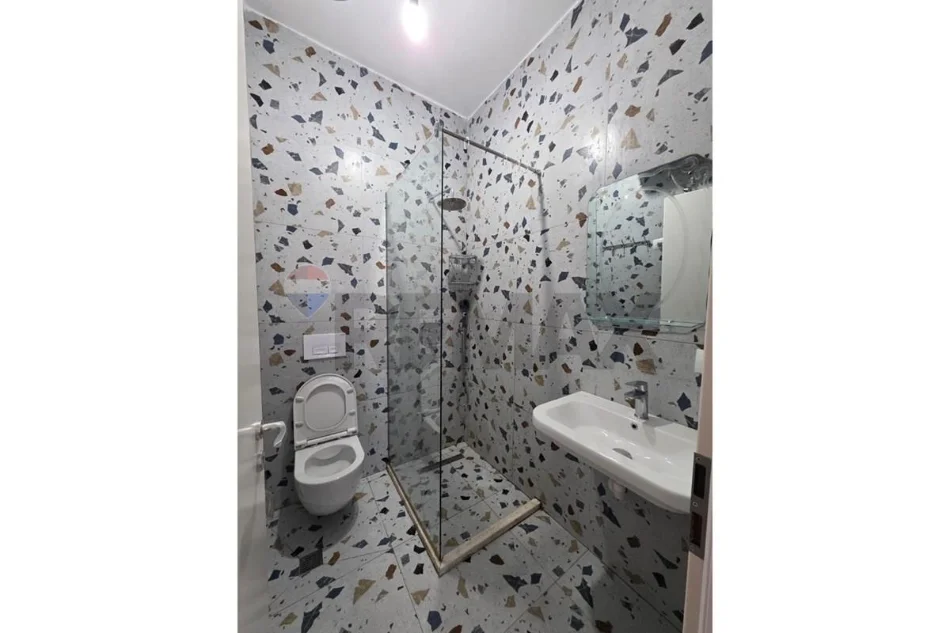 Tirane, jepet me qera apartament 1+1+Ballkon Kati 5, 55 m² 450 € (Kompleksi Mangalem)