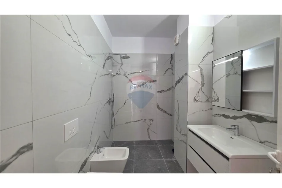 Vlore, shitet apartament 1+1 Kati 9, 78 m² 120.000 € (Rruga Dush Strati, pranë Zjarrfikëses)