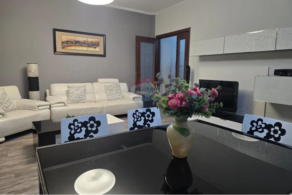 Tirane, jepet me qera apartament 2+1+Ballkon Kati 3, 100 m² 750 € (Hamdi SIna)