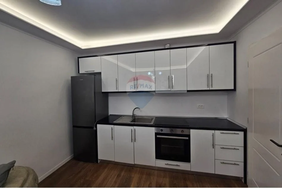 Tirane, jepet me qera apartament 2+1 Kati 3, 75 m² 600 € (Mine Peza)