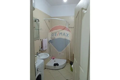 Tirane, jepet me qera apartament 1+1 , 65 m² 300 € (Astir)
