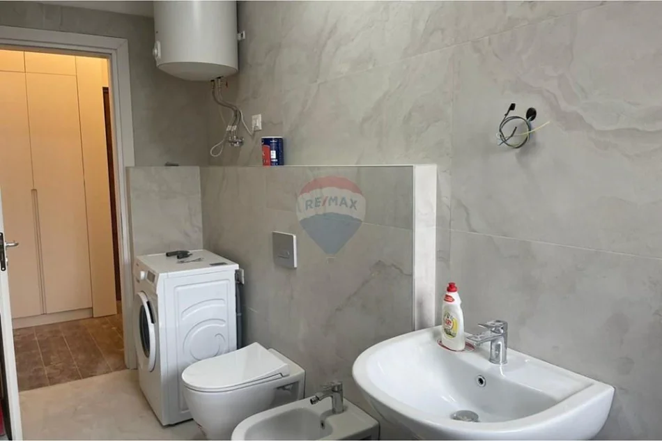 Tirane, jepet me qera apartament 1+1+Ballkon , 70 m² 600 € (Rezidenca Aura)