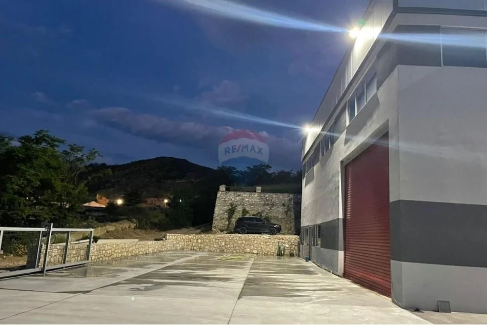 Tirane, jepet me qera magazine , 2.500 m² 4.000 € (Vore)