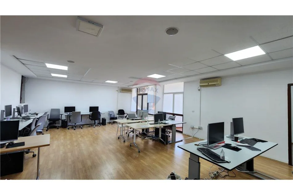 Tirane, jepet me qera , 210 m² 2.100 € (bllok)