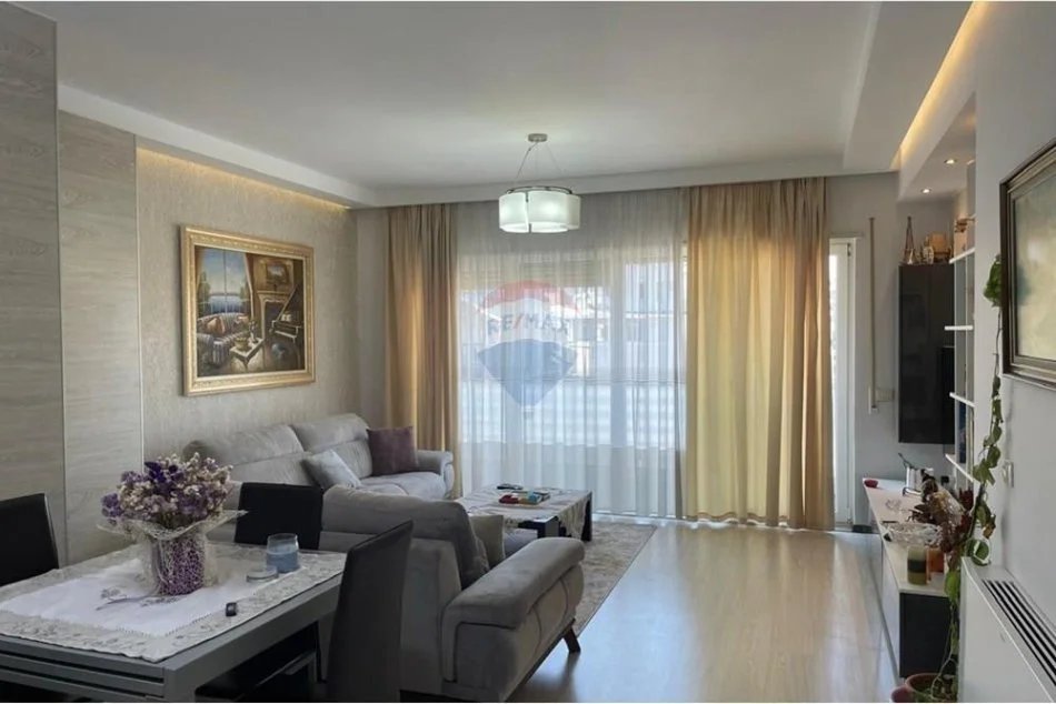 Tirane, jepet me qera apartament 2+1+Ballkon , 120 m² 900 € 