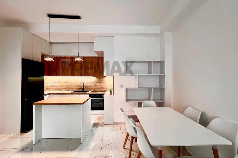 Tirane, jepet me qera apartament 2+1+Ballkon , 107 m² 700 € (Shkolla e Bashkuar, Tiranë)