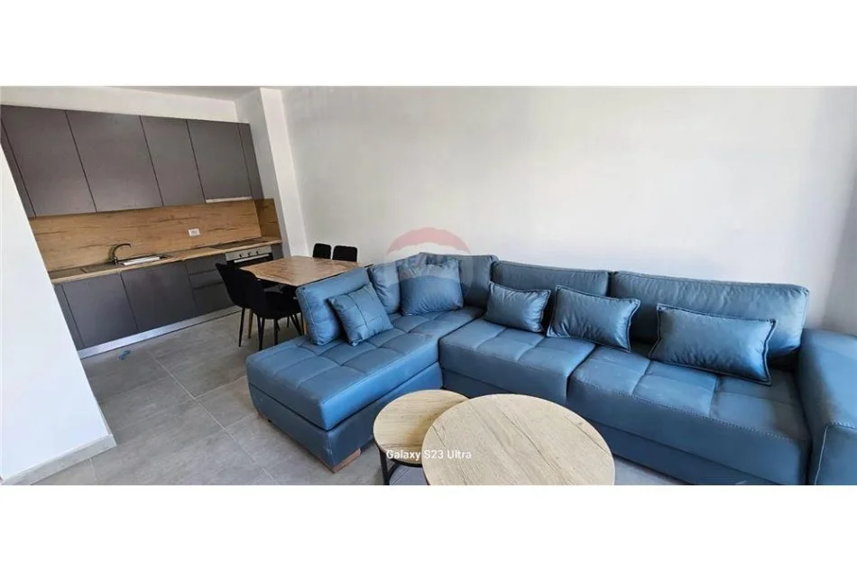 Tirane, jepet me qera apartament 2+1+Ballkon Kati 5, 105 m² 650 € 