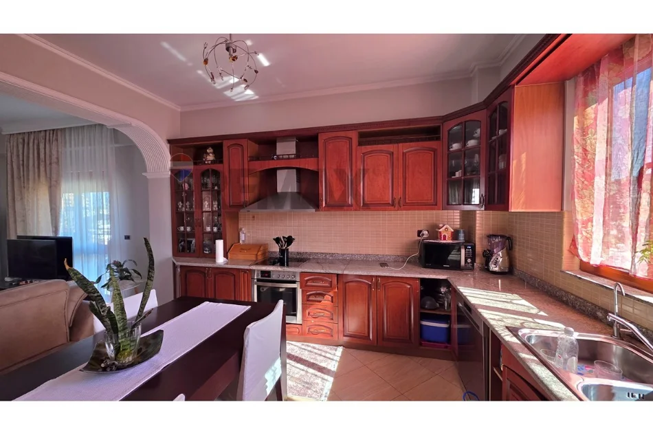 Vlore, shitet apartament 3+1+Aneks+Ballkon Kati 5, 170 m² 237.000 € (Rruga Dush Strati, pranë Zjarrfikëses)