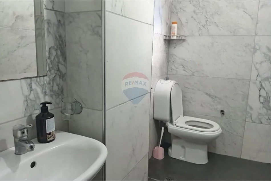 Tirane, jepet me qera apartament 1+1 , 55 m² 450 € (5 Maji)
