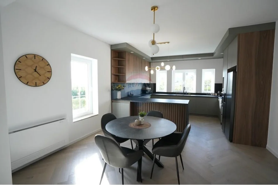 Elbasan, jepet me qera Vile 3+1 , 899 m² 3.000 € 