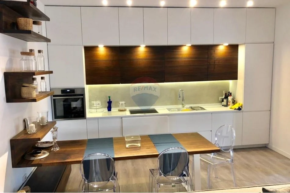 Tirane, jepet me qera apartament 1+1+Ballkon , 700 € 