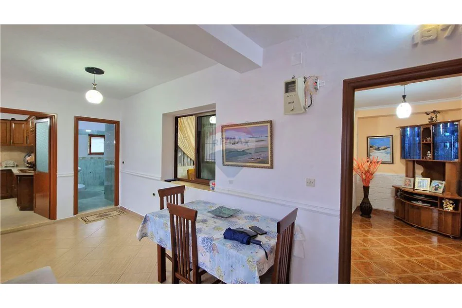 Vlore, shitet shtepi 2+1 Kati 1, 298 m² 115.000 € (Rruga Enver Jaho, Vlore)