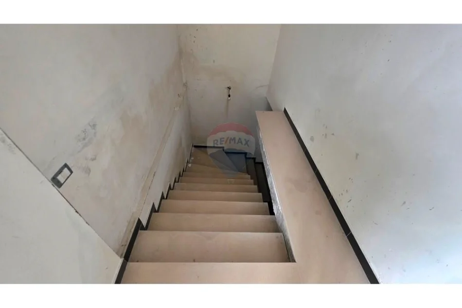 Vlore - Lungomare, shitet dyqan Kati 0, 491 m² 750.000 € (Lungomare, Vlorë)