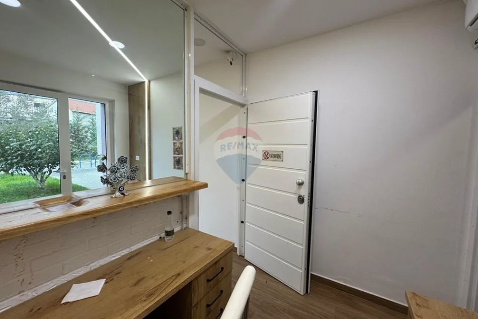 Tirane, jepet me qera ambjent biznesi Kati 0, 36 m² 350 € 