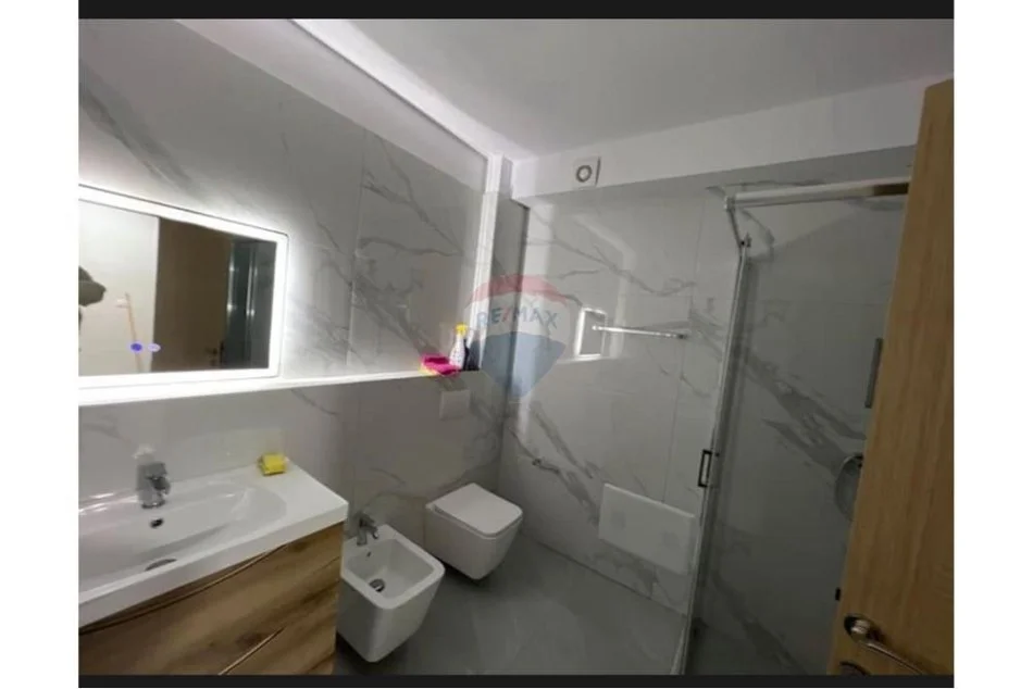 Tirane, jepet me qera apartament 1+1 Kati 1, 65 m² 500 € (Rruga 5 Maji)